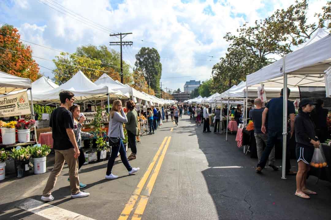 The Farmer's Market in Los Angeles are perfect for a cheap date filled with food, drinks, free-samples and more.
