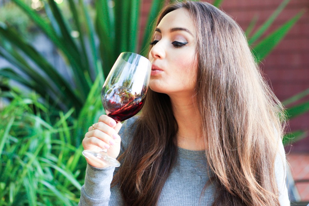 8 Easy Steps to Wine Tasting at home like a pro! Turn a glass of red into a date night experience with these simple & affordable tips to indulge in a some vino. #20DollarDate