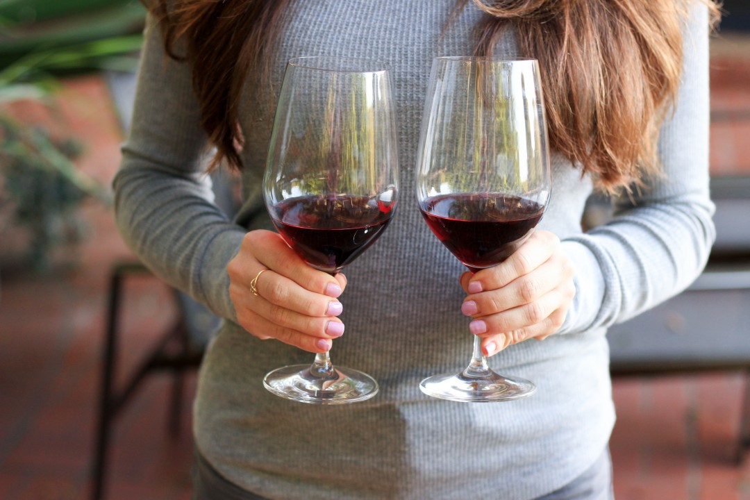 8 Easy Steps to Wine Tasting at home like a pro! Turn a glass of red into a date night experience with these simple & affordable tips to indulge in a some vino. #20DollarDate